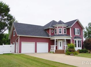 215 W Douglas St, Princeville, IL 61559
