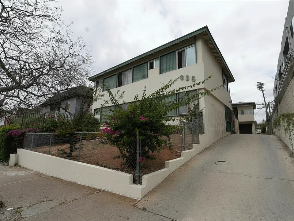 935 S Grand View St #2