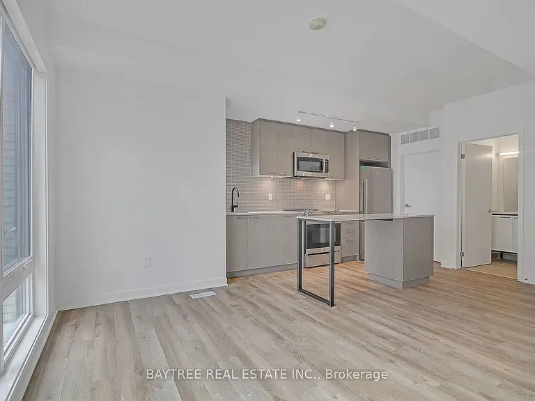 30 Ed Clark Gdns #Townhouse 4 — Photo 2