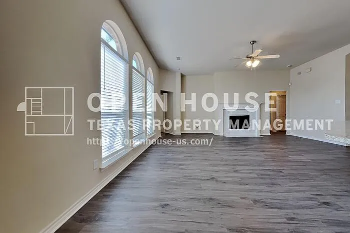 3 bed, 2.0 bath, 1832 sqft, $2,550 — Photo 3
