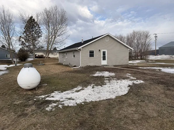 101 13th St W, Bottineau, ND 58318