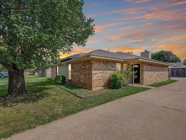 2319 Indigo Ln — Photo 1
