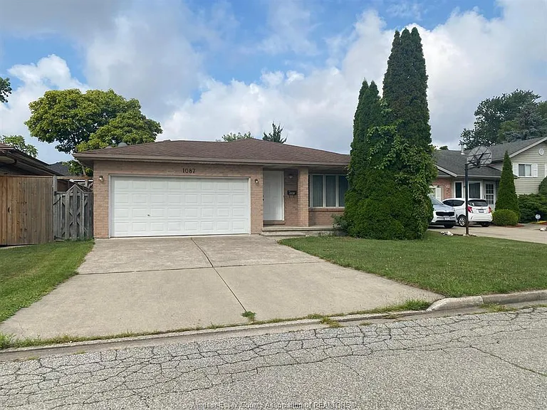 1087 Brookview Cres — Photo 1