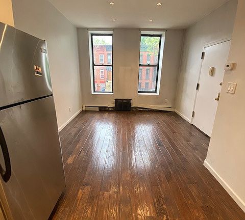 4th image of 467 Kosciuszko St #2