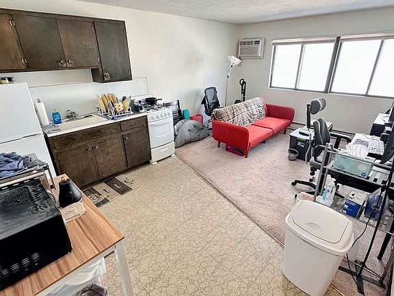 3rd image of 615 Ontario St SE APT 16
