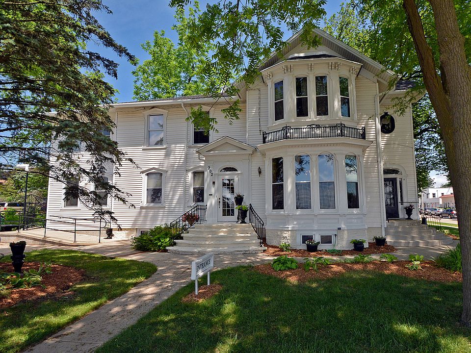 Office entrance. Apt right.