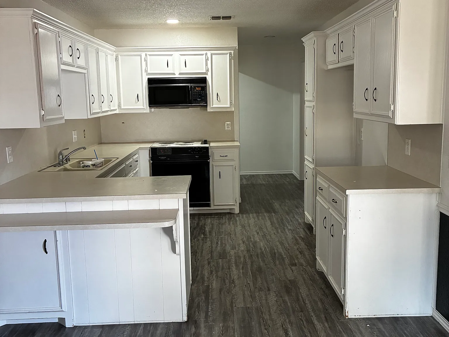 3 bed, 2160 sqft, $1,999 — Photo 4