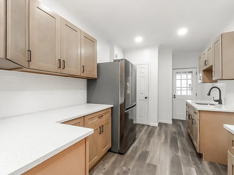 716 W Cedar St — Photo 11
