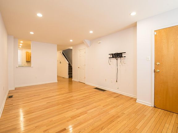 4th image of 2107 Catharine St #A