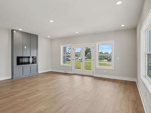 5th image of 1121 Lawrence Ave #3
