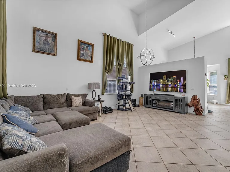 1755 NE 37th Ave — Photo 9