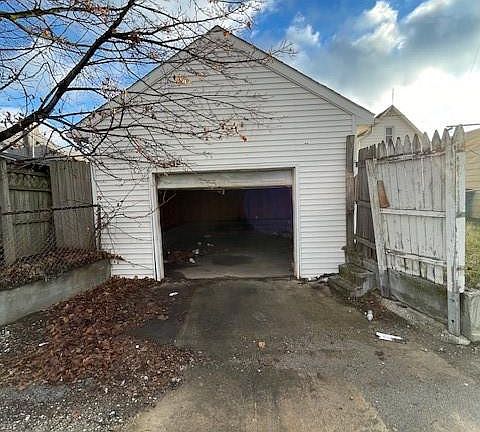 3rd image of 554 Utah St