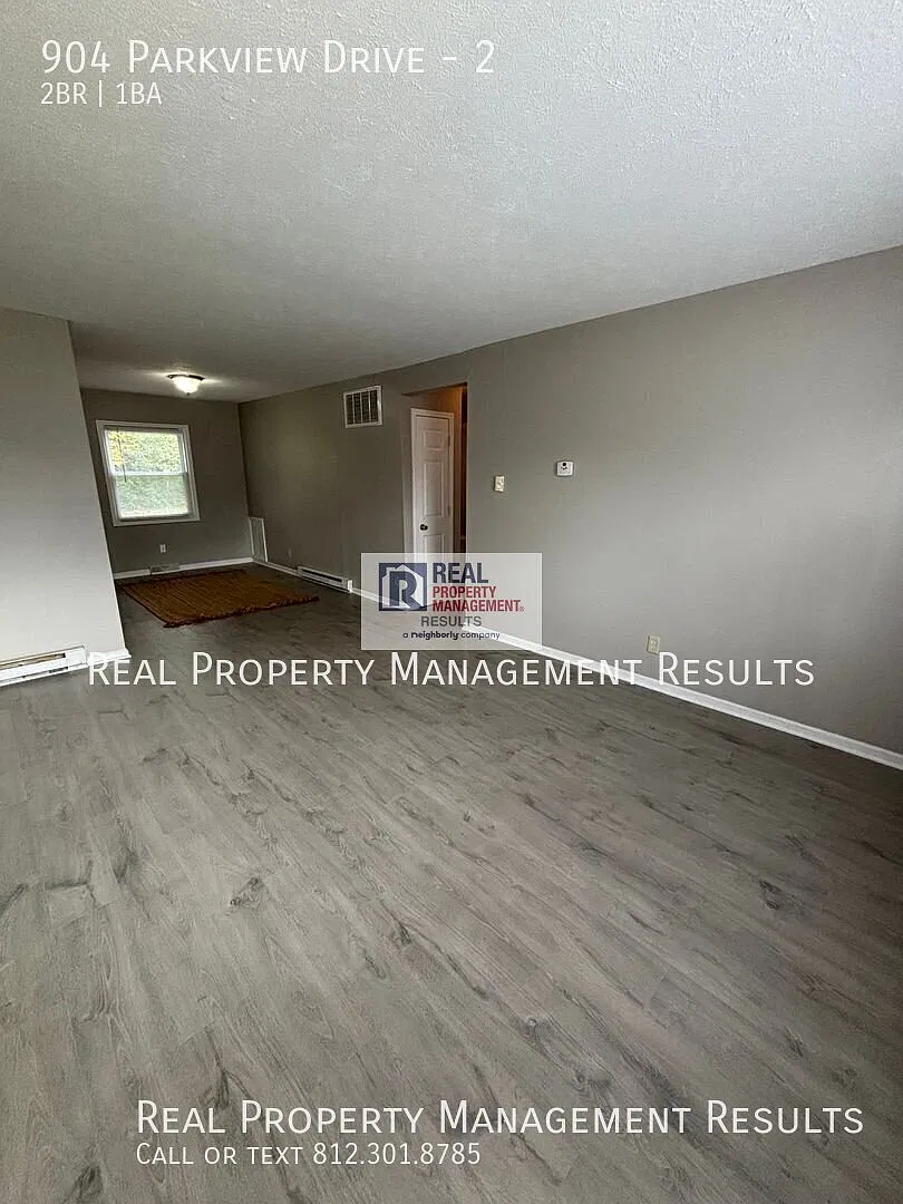 904 Parkview Dr — Photo 2