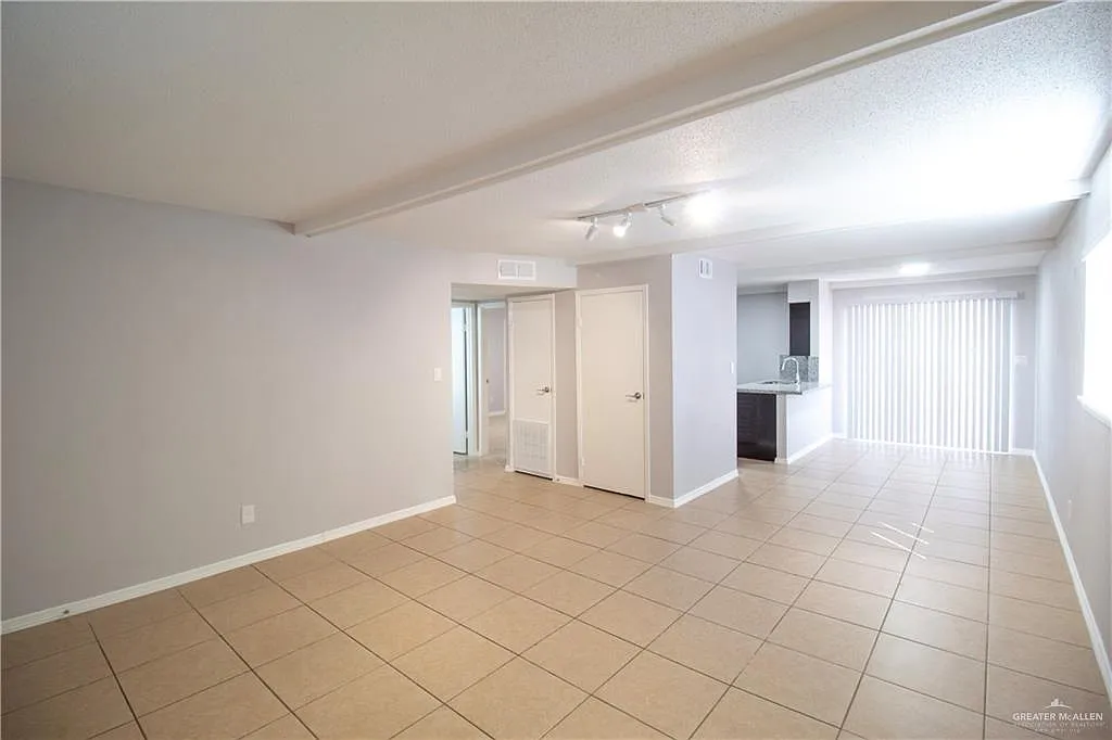 2 bed, 2.0 bath, 1122 sqft, $895 — Photo 2