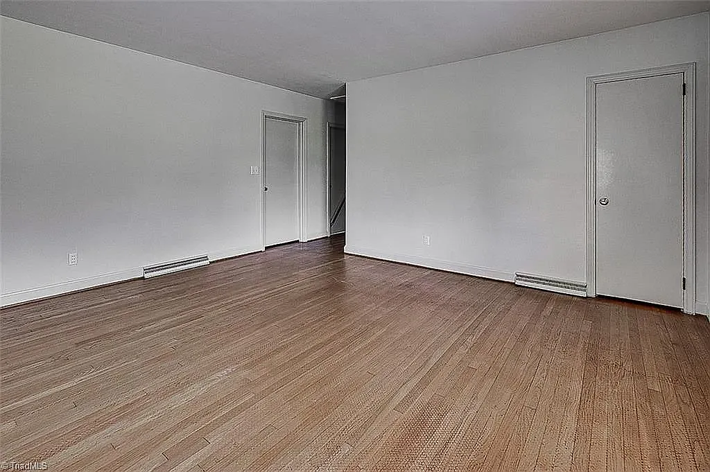 223 Rich Ave — Photo 4