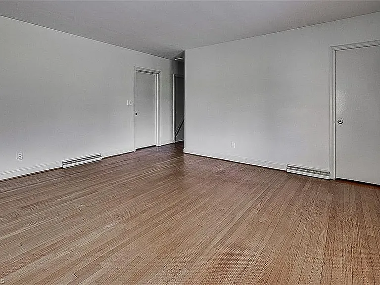 223 Rich Ave — Photo 4
