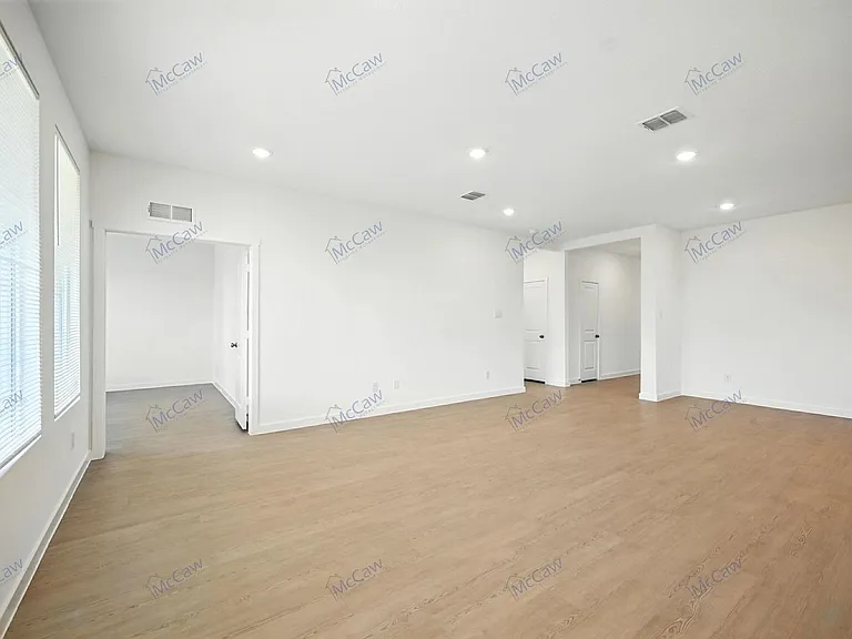 1813 Spruce Cir — Photo 5