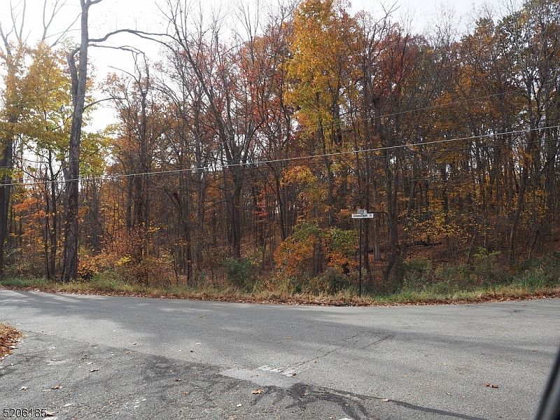 1st image of 19 Upper Lake Dr