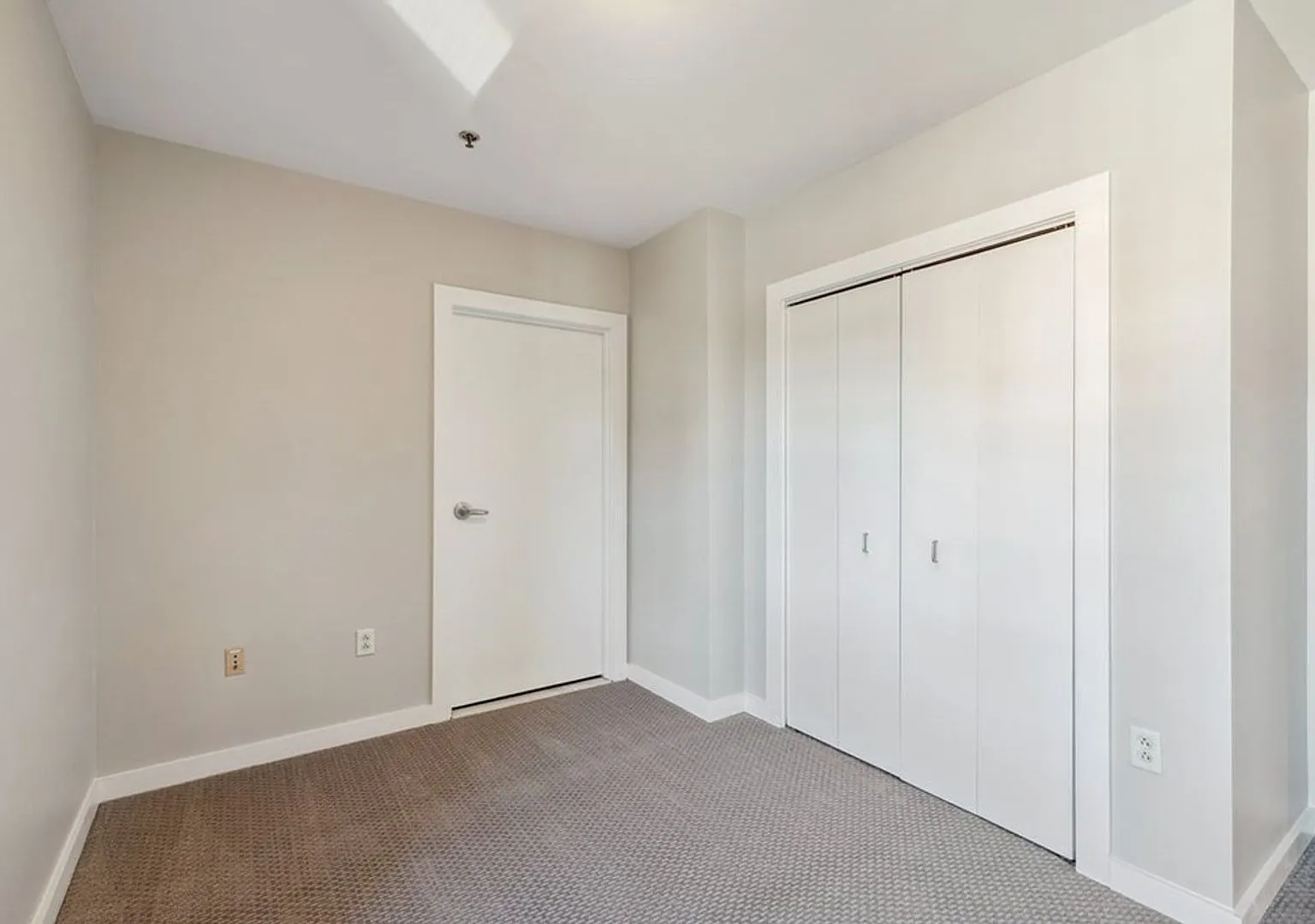 Charming 2 Bedroom-No Broker Fee — Photo 3