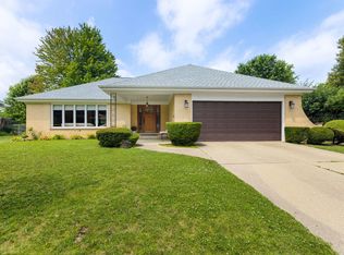 730 Castlewood Ln, Deerfield, IL 60015