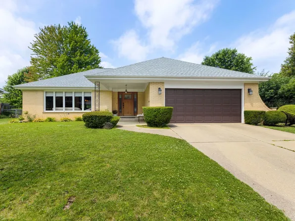 730 Castlewood Ln, Deerfield, IL 60015