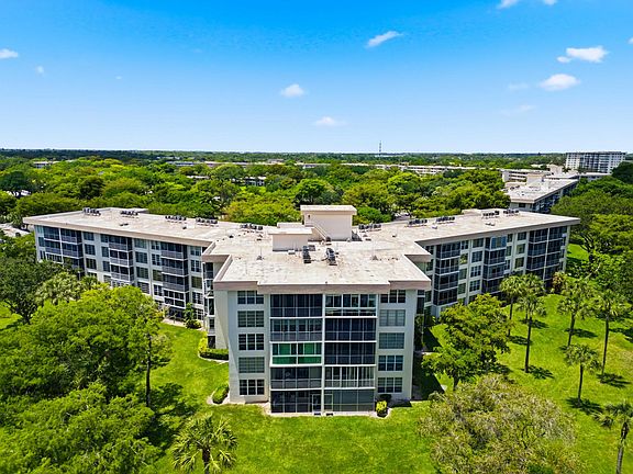 2nd image of 3800 Oaks Clubhouse Drive #106