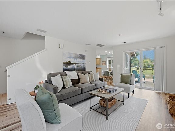 2nd image of 321 SE Orchard Dr. #13