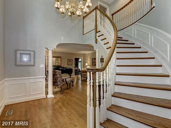 3rd image of 907 Malvern Hill Dr