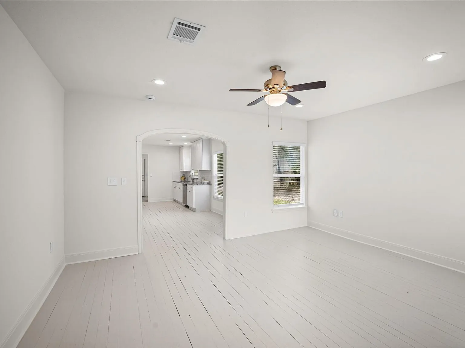 3 bed, 1.0 bath, 1140 sqft, $1,600 — Photo 3