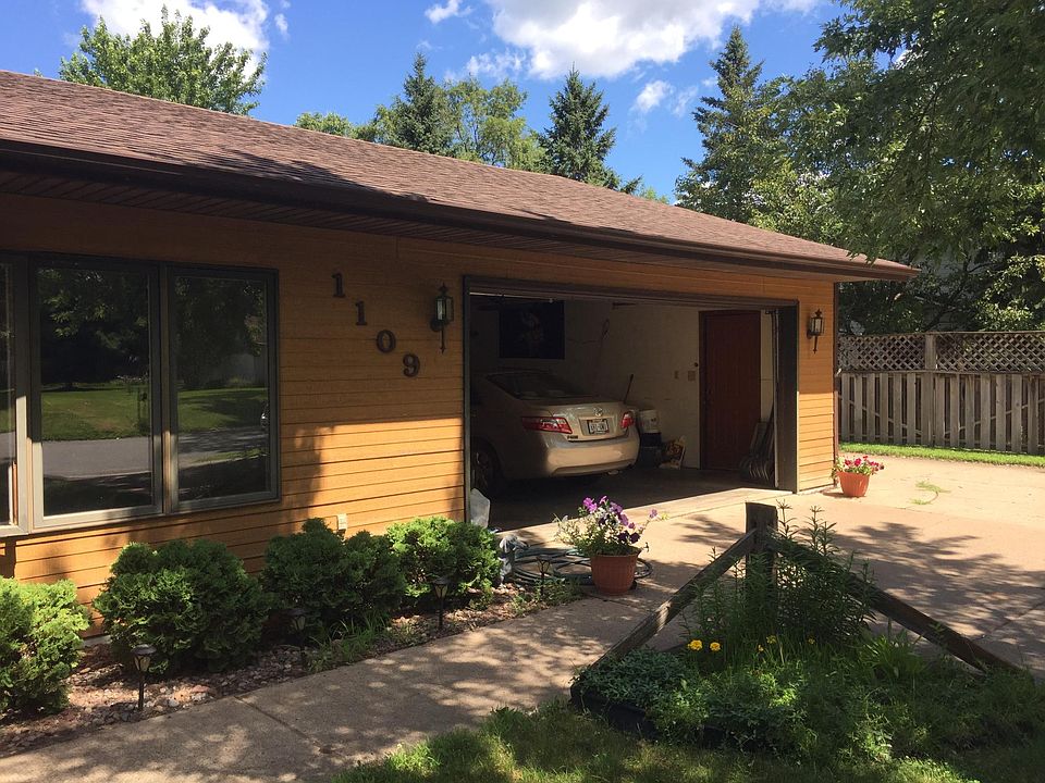 2nd image of 1109 Jennifer Ln SW