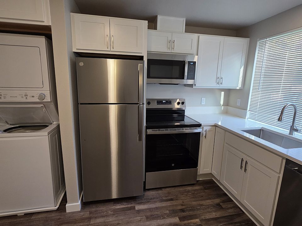 Kitchen with quartz counter tops