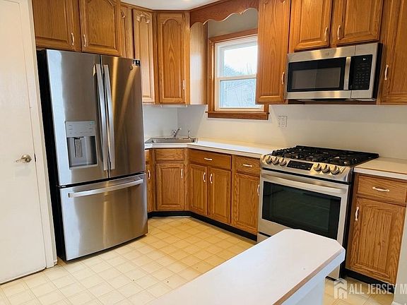 5th image of 8 Finley Rd