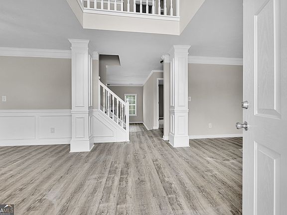 4th image of 220 Spring Lake Ter