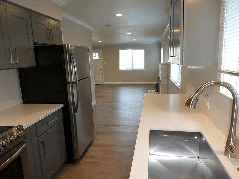 1605 Redwood Ave — Photo 7