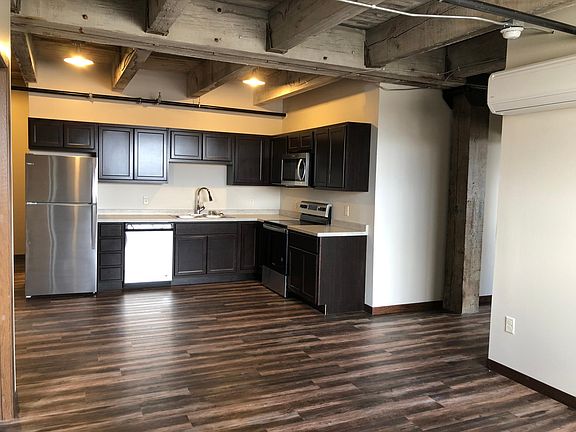 4th image of 1010 Center Ave #202