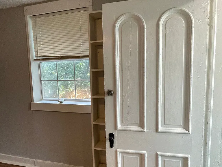 143 Tremlett Ave #D — Photo 18