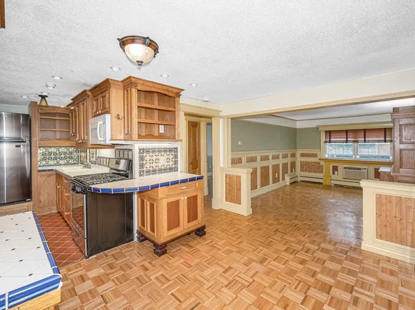 381 Hildreth St APT 203, Lowell, MA 01850