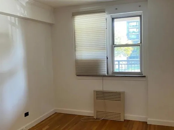 162-41 Powells Cove Boulevard image 8 of 12