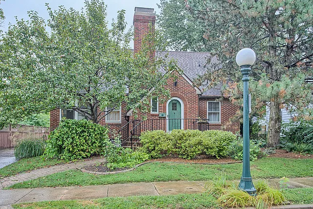 308 N Russell St photo 1
