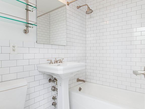 5th image of 304 E 20th St APT 6H