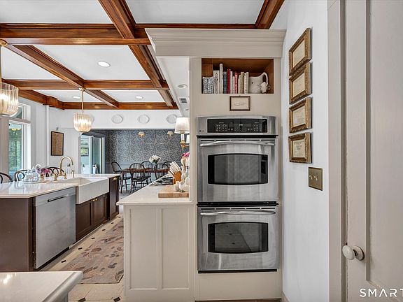 5th image of 354 Pomfret Street