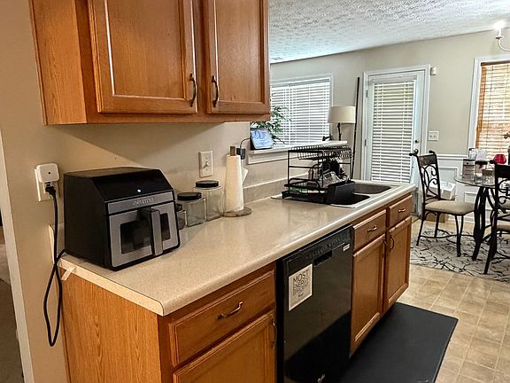 3rd image of 667 Lakes Cir