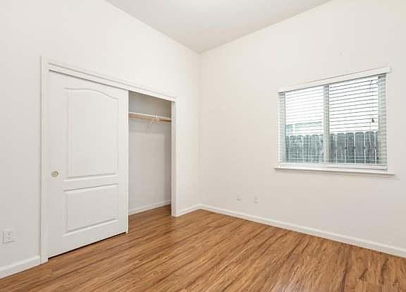 4th image of 2832 E Cromwell Ave