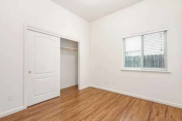2832 E Cromwell Ave — Photo 4