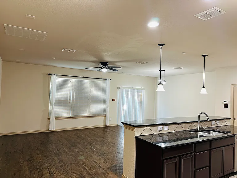2249 Salado Dr — Photo 4