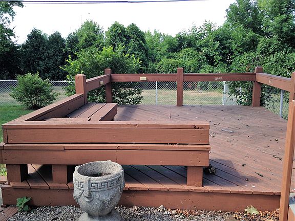 deck in fenced 