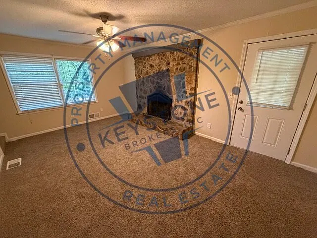 4 bed, 3.0 bath, 2336 sqft, $2,350 — Photo 4