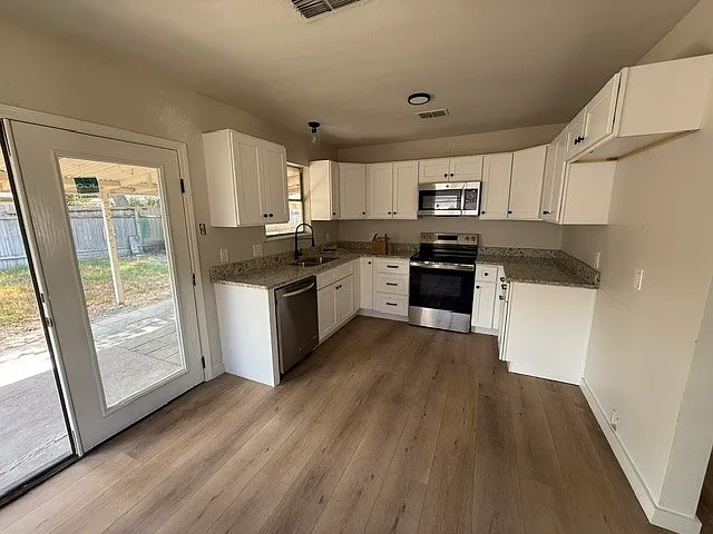 3 bed, 2.0 bath, 1400 sqft, $1,895 — Photo 2