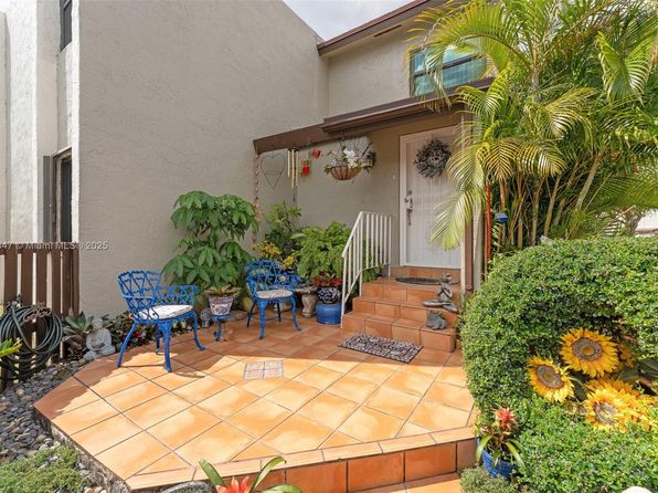9950 NW 9th Street Cir APT 204, Miami, FL 33172