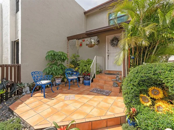 9950 NW 9th Street Cir APT 204, Miami, FL 33172